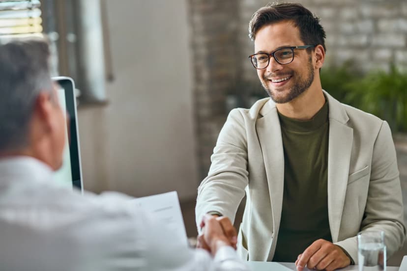 Como se preparar para uma entrevista de emprego em inglês: guia completo com perguntas, respostas e frases essenciais