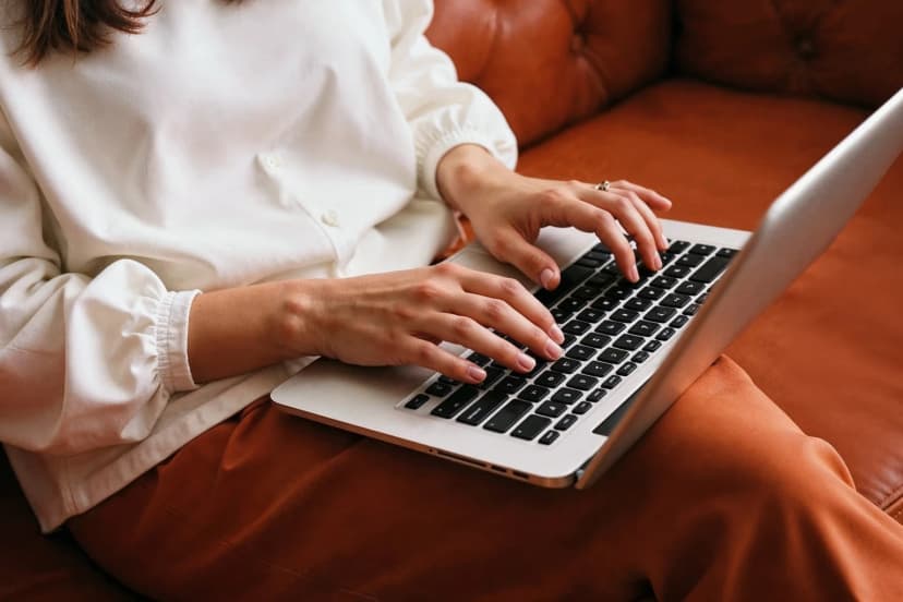 Como Escrever E-mail Profissional em Inglês: Guia Completo com Frases Prontas