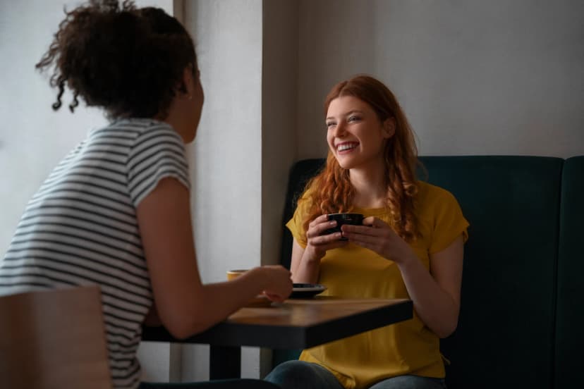 Como melhorar o listening em inglês: guia prático para entender nativos, séries e reuniões